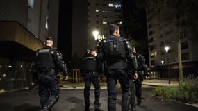 Des gendarmes français patrouillent dans le quartier Mistral à Grenoble, le 26 août 2020. 
