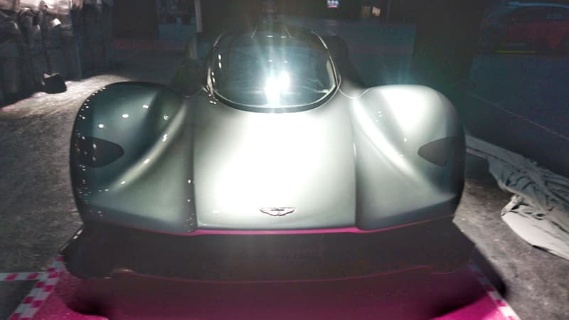 La version exposée est le concept le plus récent de l'hypercar conçue par Aston Martin et Red Bull. Elle doit arriver sur le marché fin 2017 ou début 2018 mais les 150 exemplaires sont déjà vendus.