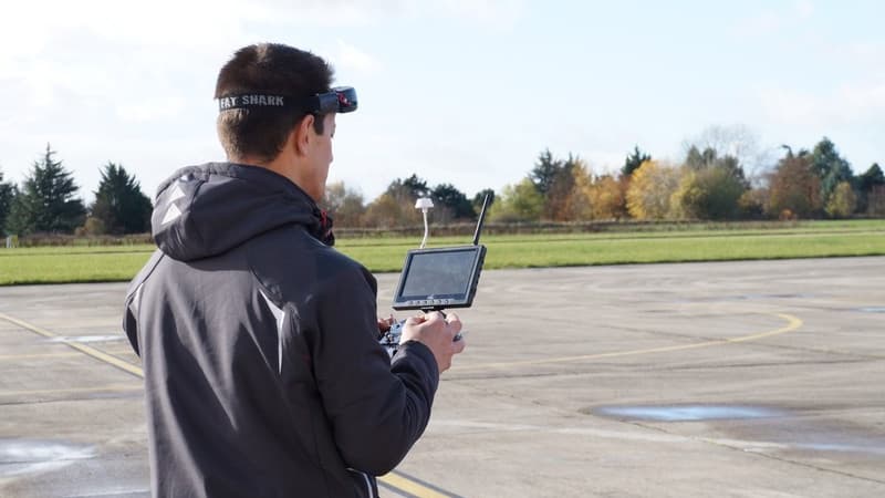 Des démonstrations de neutralisation de drones ont eu lieu ce vendredi 18 novembre sur la base aérienne de Villacoublay. Des démonstrations de neutralisation de drones ont eu lieu ce vendredi 18 novembre sur la base aérienne de Villacoublay.