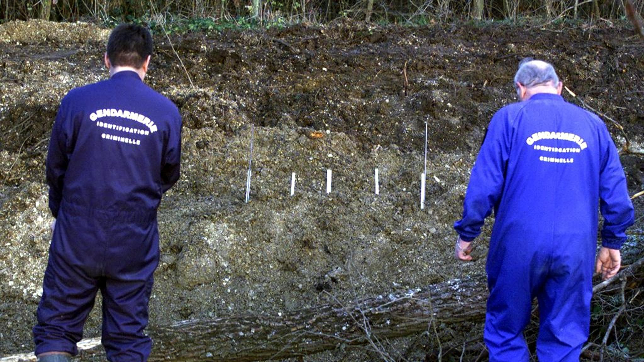 Des gendarmes à Rouvray (Yonne), à l'endroit marqué par des piquets où des ossements humains ont été découverts la veille, au lieu indiqué par Emile Louis, le 19 décembre 2000