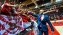 L'entraîneur serbe de Monaco, Sasa Obradovic, félicité par les supporters, après avoir remporté le 4e match de la finale du Championnat de France de basket contre Villeurbanne, le 22 juin 2019 au Stade Louis II