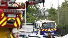 Une voiture de police endommagée dans un accident qui a fait quatre morts, dont trois policiers, le 21 mai 2023 près de Lille