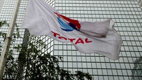 Le drapeau Total, flottant devant le siège du groupe à La Défense. (Photo d'illustration) 