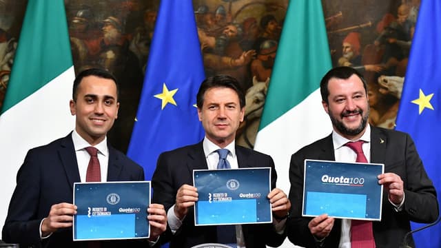 Les deux vices-présidents du conseil Luigi Di Maio, et Matteo Salvini encadrant le Président du Conseil Giuseppe Conte, le 17 janvier dernier à Rome.