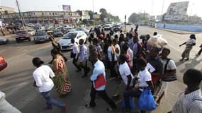 Dans les rues d'Abidjan. Près de 200 personnes ont été tuées dans les violences qui ont suivi le second tour de l'élection présidentielle le 28 novembre en Côte d'Ivoire, a déclaré jeudi l'ambassadrice des Etats-Unis au Conseil des droits de l'homme, agen