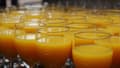 Des verres de jus d'orange. (Illustration)