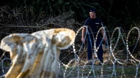 Un policier hongrois garde la frontière Hongrie-Serbie