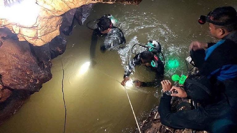 Des secouristes en reconnaissance dans la grotte de Tham Luang, en Thaïlande, où 12 enfants sont bloqués depuis 7 jours. 