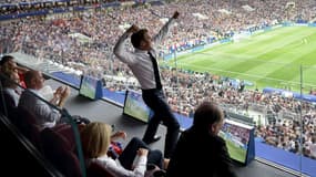 Emmanuel Macron célébrant la victoire des Bleus le 15 juillet 2018.