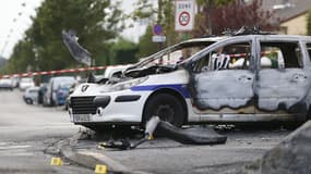 L'une des voitures des policiers brûlée par des cocktails Molotov à Viry-Châtillon. 