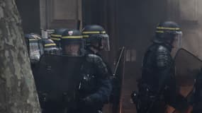 Les forces de l'ordre ont été visées par des pierres, des pavés mais aussi des cocktails Molotov lors de la manifestation contre la loi Travail ce jeudi à Paris.