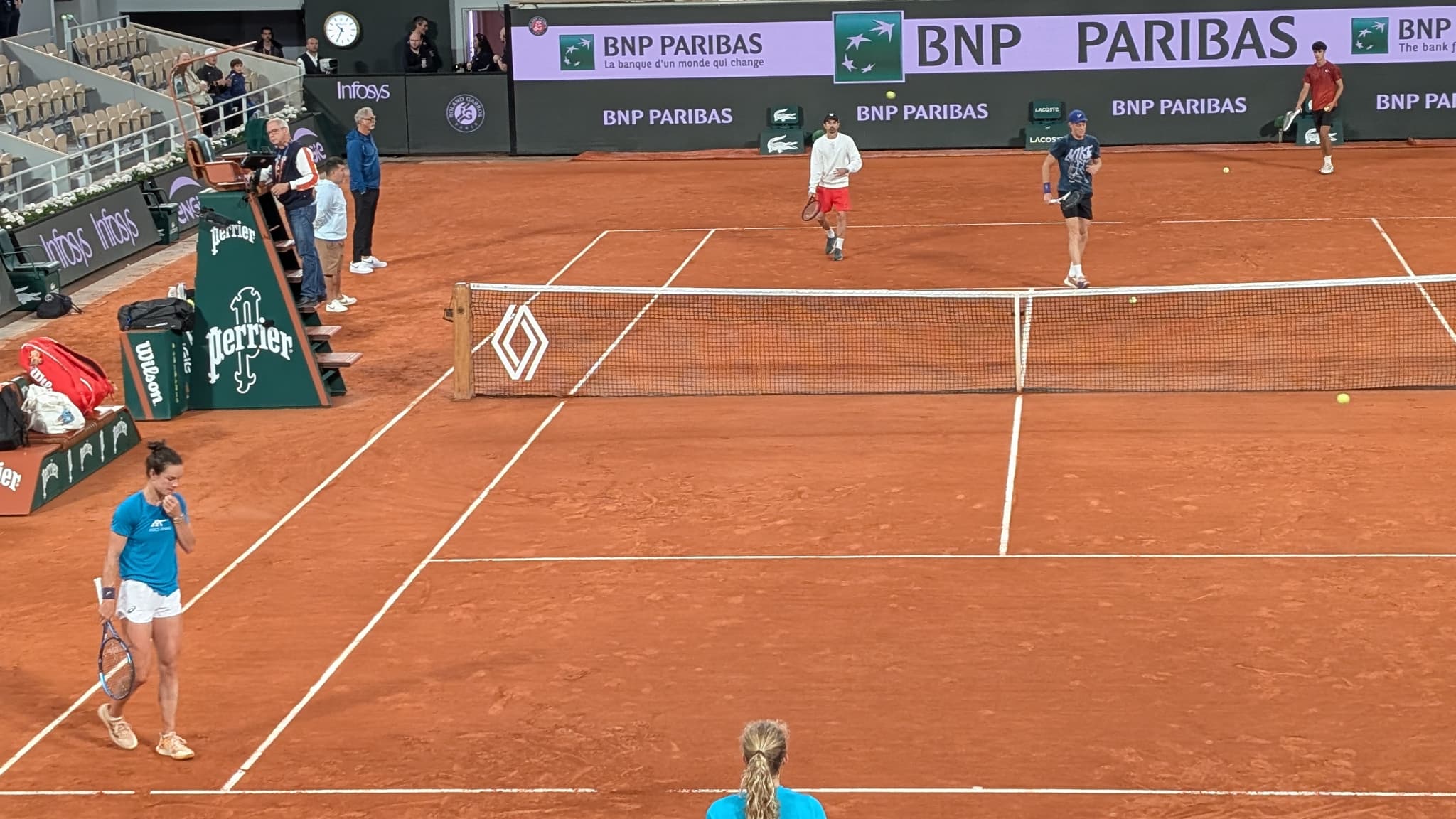 Loïs Boisson tape des balles avec Jannik Sinner à Roland-Garros, le 4 juin 2025 Loïs Boisson tape des balles avec Jannik Sinner à Roland-Garros, le 4 juin 2025