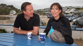 David et Samantha Cameron, lors de leurs vacances en Cornouailles, sur la plage de Polzeath, le 23 août dernier.