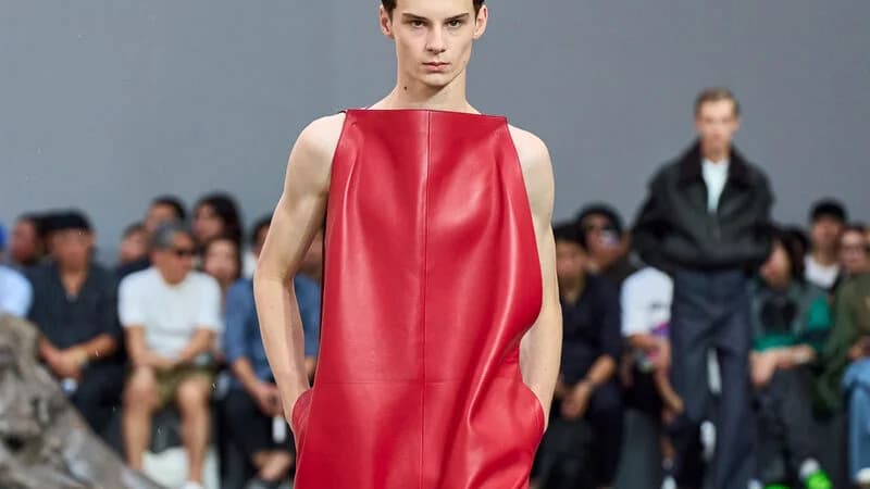 Look du défilé homme printemps été 2024 de Loewe. Look du défilé homme printemps été 2024 de Loewe.