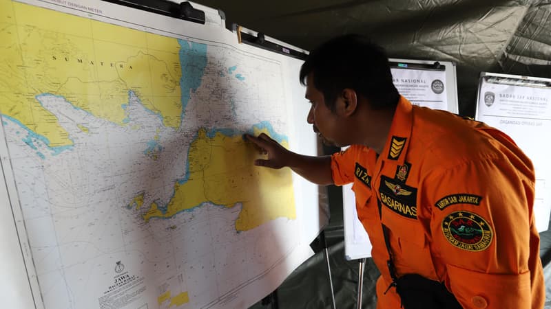 Un membre des services de secours pointe sur une carte le lieu où le vol Lion Air JT 610 s'est abîmé en mer le 29 octobre 2018.