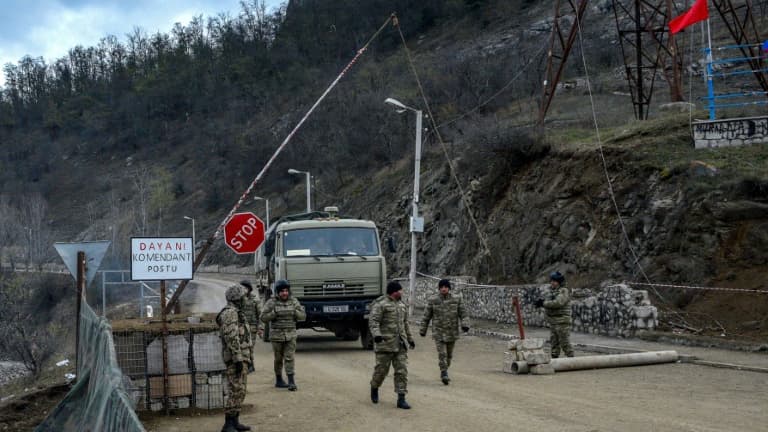 Des soldats azerbaïdjanais en patrouille à un point de contrôle près de Choucha, le 26novembre 2020 après six semaines de conflit avec l'Arménie sur le Nagorny Karabakh