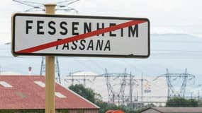 Panneau routier près de la centrale nucléaire de Fessenheim le 27 juin 2020