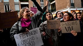 Des manifestantes brandissent des pancartes sur lesquelles on peut lire "Le féminicide est un homicide d'État" et "Nous voulons être en vie" devant l'université de Milan lors d'une manifestation à la suite du féminicide de Giulia Cecchettin à Milan, le 22 novembre 2023.