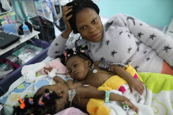 Bissie et Eyenga avec leur maman. Bissie et Eyenga avec leur maman.