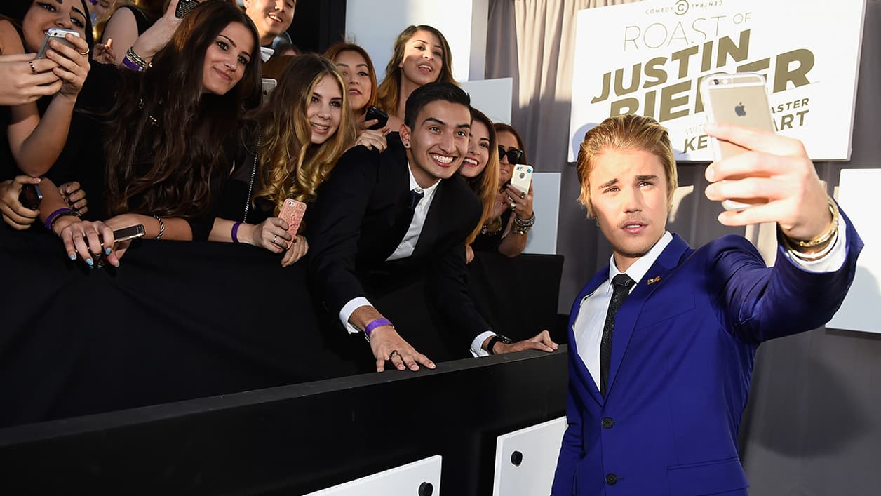 Justin Bieber prend des selfies avec ses fans en mars 2015 Justin Bieber prend des selfies avec ses fans en mars 2015