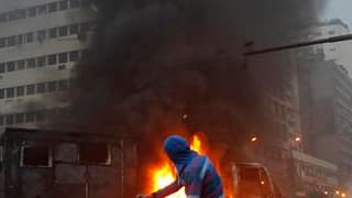 Manifestant devant un véhicule en feu au Caire, vendredi dernier. Le Haut Commissariat des Nations unies pour les droits de l'homme a dit mardi disposer d'informations faisant état de 300 morts dans les manifestations hostiles à Hosni Moubarak en Egypte.