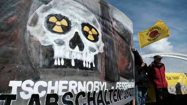 Des activistes anti-nucléaire français et allemands manifestent à l'occasion des 30 ans de la catastrophe de Tchernobyl sur le pont reliant Strasbourg à la ville allemande Kehl, le 24 avril 2016.