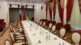 La table des premières négociations entre l'Ukraine et la Russie, début mars 