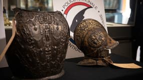 Le casque et la dossière restitués au Louvres, près de 40 ans après avoir été volés.