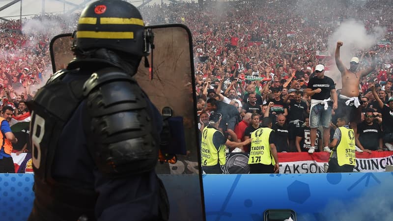 Un policier français face à des supporters hongrois le 18 juin dernier.