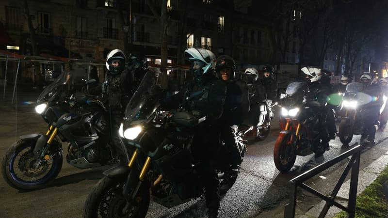 Des policiers de la Brigade de répression de l'action violente motorisée (Brav-M) lors d'une manifestation à Paris, le 18 mars 2023, à Paris.
