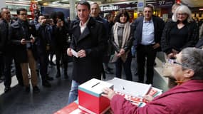 Manuel Valls a voté au référendum du PS dans son fief d'Evry "comme citoyen" et "militant de base
