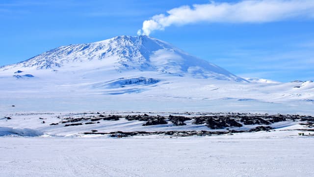 Le mont Erebus culmine à 3.794 mètres d'altitude.
