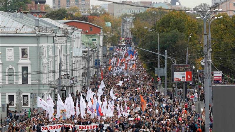 Plusieurs milliers de manifestants ont commencé à défiler samedi dans les rues de Moscou avec pour mot d'ordre "La Russie sans Poutine", un rassemblement considéré comme un test de la capacité de l'opposition à rassembler les opposants au président russe.