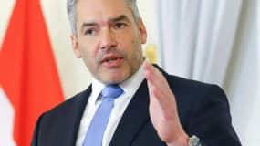 Le chancelier autrichien Karl Nehammer lors d'une conférence de presse sur l'obligation vaccinale contre le Covid-19 pour les adultes début février, le 16 janvier 2022 à Vienne