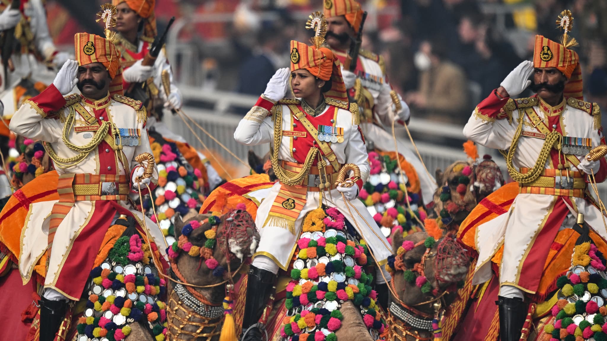 Des cadets du régiment de chameaux des Forces de sécurité frontalières indiennes (BSF) défilent lors de la 75e parade du Jour de la République à New Delhi, le 26 janvier 2024.