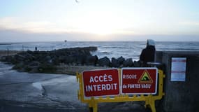 Un panneau "accès interdit" en raison de la tempête, sur la côte atlantique de La Rochelle. (Photo d'illustration)