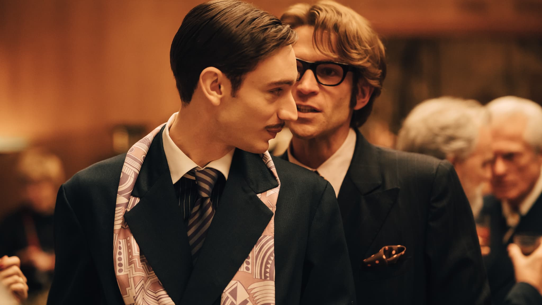 Jacques de Bascher (Théodore Pellerin) et Yves Saint Laurent (Arnaud Valois) dans la série diffusée sur Disney+ Becoming Karl Lagerfeld Jacques de Bascher (Théodore Pellerin) et Yves Saint Laurent (Arnaud Valois) dans la série diffusée sur Disney+ Becoming Karl Lagerfeld