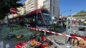 Un tramway a déraillé après un accident avec un semi-remorque ce mercredi à Nice.