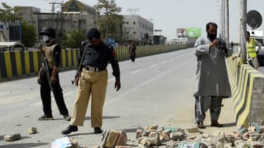 Les officiers de sécurité pakistanais inspectent les lieux du drame où 13 personnes ont été blessées.
