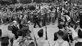 Le général de Gaulle défile le 26 août 1944 sur les Champs-Elysées à Paris, escorté notamment par des soldats de la Nueve, au lendemain de la libération de la capitale