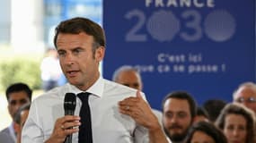 Emmanuel Macron sur le site de Crolles, près de Grenoble, le 12 juillet 2022, présente une stratégie visant à doubler la production de composants électroniques en France à l'horizon 2030