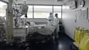 Des soignants s'occupent d'un patient dans l'unité de soins intensifs pour les malades du Covid-19, le 22 octobre 2020 à Strasbourg