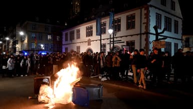Des poubelles en feu en marge d'une manifestation contre la réforme des retraites lundi 20 mars à Strasbourg