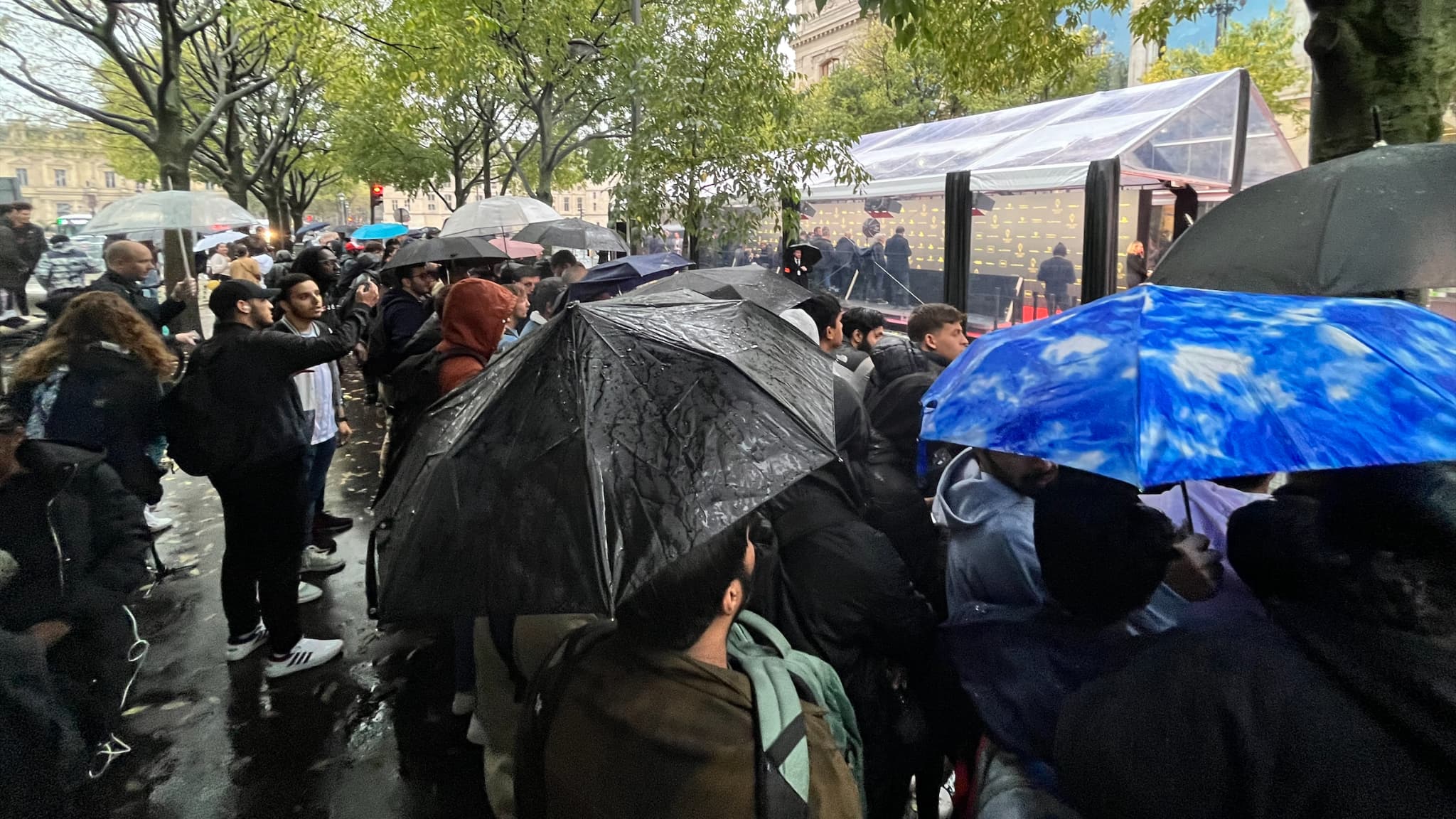 Des supporters à l'extérieur théâtre du Chatelet pour le Ballon d'or Des supporters à l'extérieur théâtre du Chatelet pour le Ballon d'or