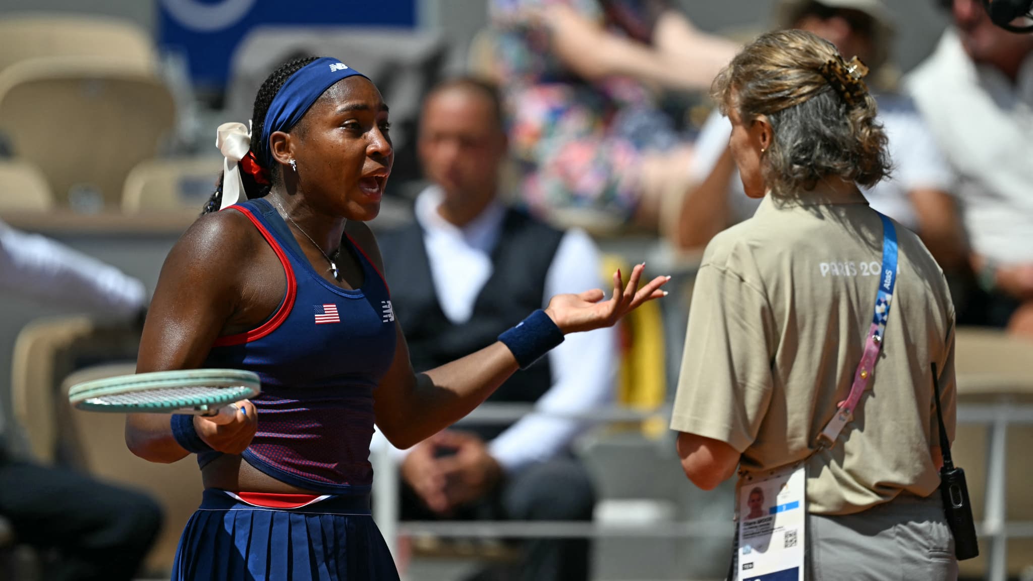 Coco Gauff en pleine discussion avec une arbitre des Jeux olympiques.