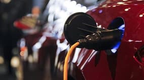 Selon EDF, une prise de courant spécifique sera probablement nécessaire pour recharger chez soi sa voiture électrique. La prise devrait coûter au moins 500 euros dans un premier temps. /Photo d'archives/REUTERS/Mark Blinch