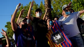 Des supporters du Barça, devant le Camp Nou le 26 août 2020