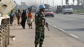Casque bleu à Abidjan. Les forces de l'Onuci font leur possible pour pouvoir accéder aux sites où auraient été commises des atteintes aux droits de l'homme. /Photo prise le 27 décembre 2010/REUTERS/Luc Gnago