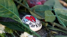 Des fleurs et décorations en hommage des victimes disposées sur le campus du lycée Marjorie Stoneman Douglas en Floride le 27 février 2018