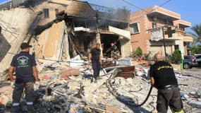 Une pharmacie détruite par une frappe israélienne le 24 septembre 2024 à Aqibya au Liban